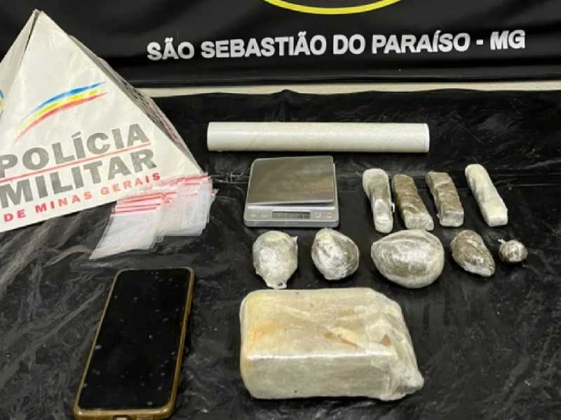 Drogas, telefone celular e outros materiais foram apreendidos pela PM durante a operação