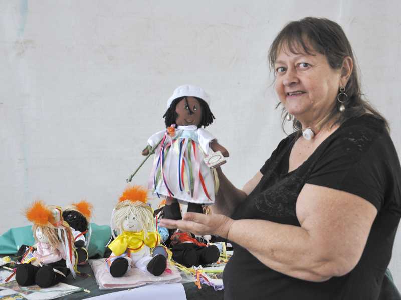 Artesã Paula Rocha disse que conseguiu conciliar a produção incrementando adereços dos dançadores da congada