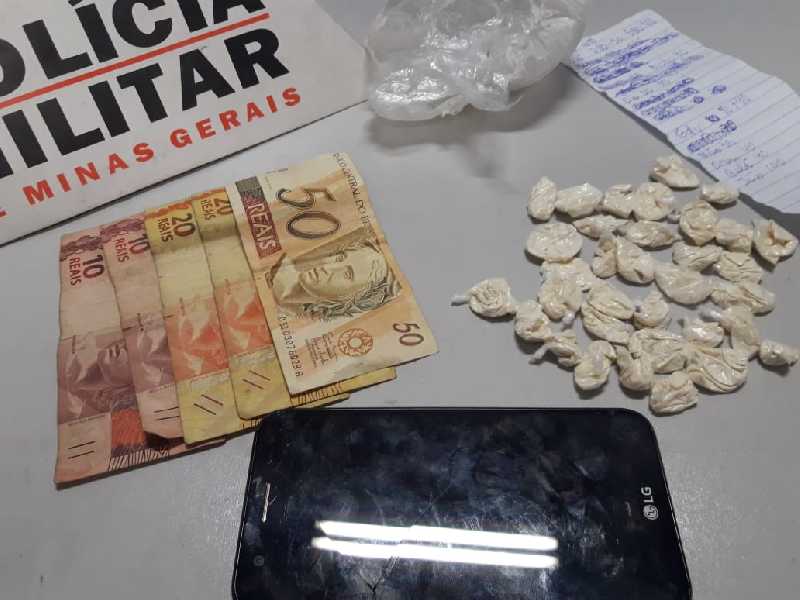 Um aparelho de telefone celular, dinheiro e drogas foram encontrados em poder do acusado