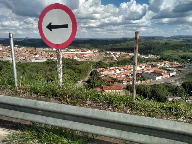 Sem iluminação, ladrões furtaram da cerca de 40 metros do alambrado na rotatória na MGC 491, no perímetro urbano de Paraíso.