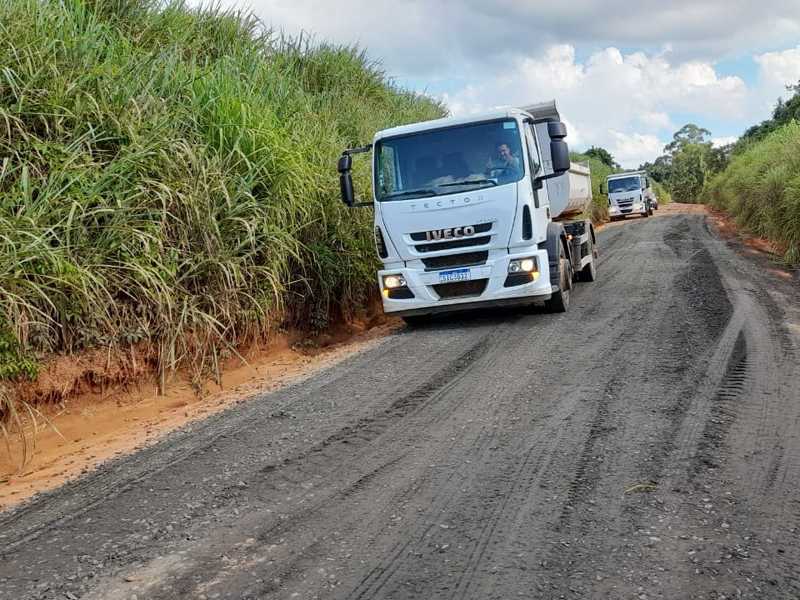 Estrada Rural de terra batida que se inicia na Igrejinha da Noca e até chegar no Condomínio de Chácaras Cachoeira, está recebendo uma cobertura de cascalho de britas
