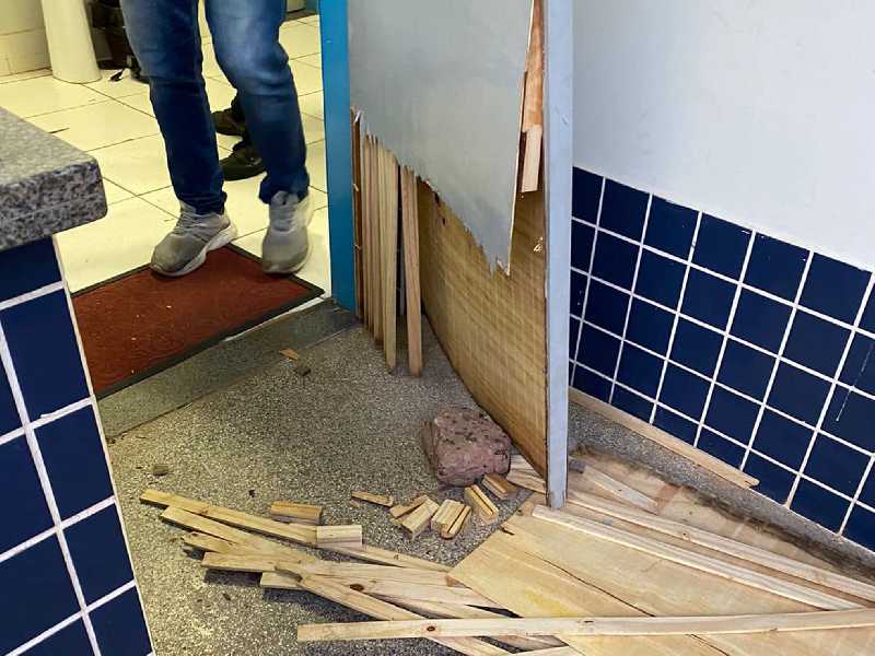 Grades e portas da Creche na Vila São Pedro ficaram destruídas
