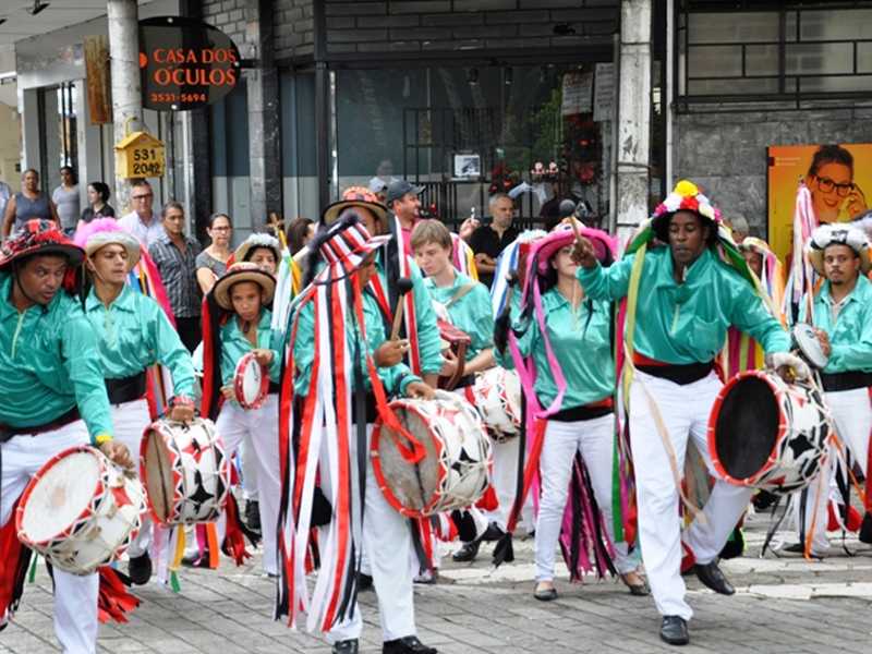 Desfiles pelas ruas da cidade marcaram as apresentações  dos ternos de congo 