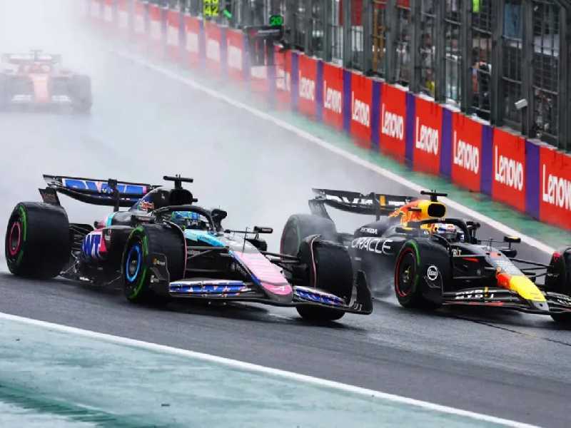 Momento em que Verstappen (D) assume a liderança do GP de São Paulo e praticamente assegura o tetracampeonato restando três corridas