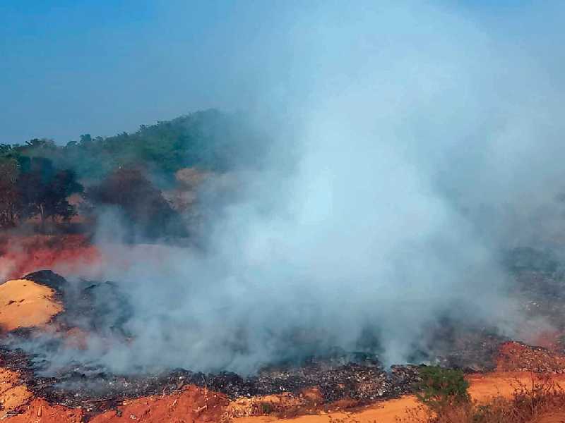 Após quatro dias do início do incêndio, local ainda é tomado pela fumaça. Chamas estão controladas