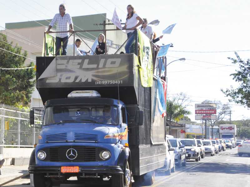 Servidores usaram carro de som e fizeram carreata pela cidade falando sobre impactos da Reforma