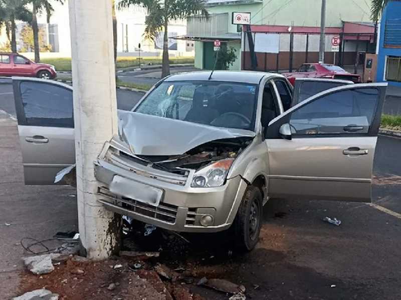Veículo e poste ficaram parcialmente destruídos com a colisão contra o poste na Avenida Zezé Amaral