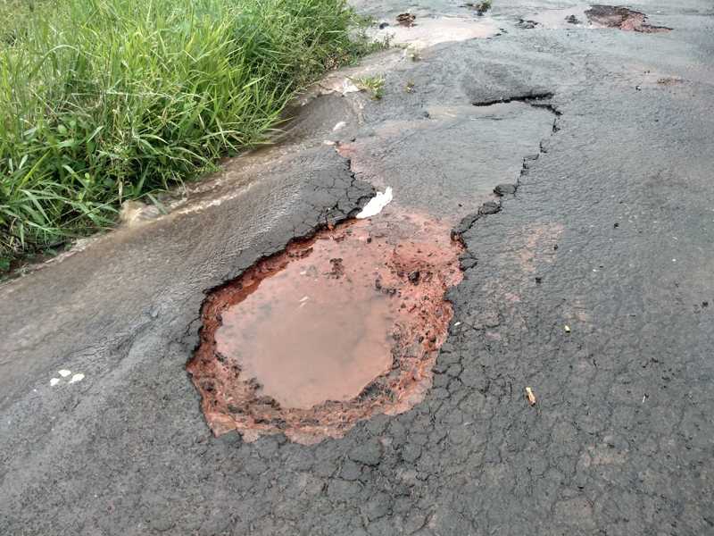 Rua Blandina Soares de Paula, Rua Geraldo Michelato e demais ruas do Residencial Morumbi,  moradores reclamam de matos e buracos