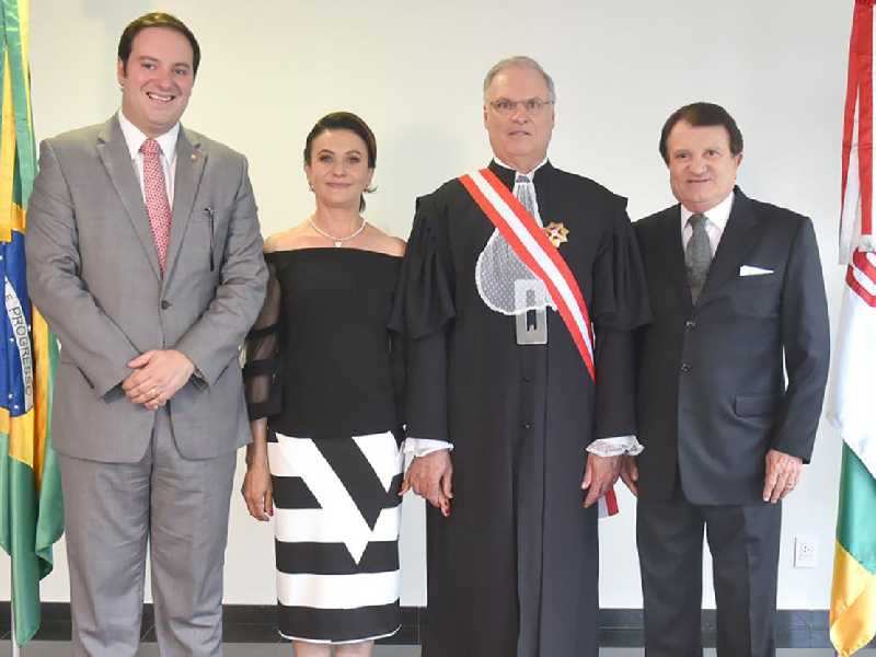 Desembargador Luiz José Dezena da Silva, no cargo de ministro do Tribunal Superior do Trabalho, o empossado ao lado de sua mulher Maria Romualdo e dos advogados, Guilherme e Estenio Campelo