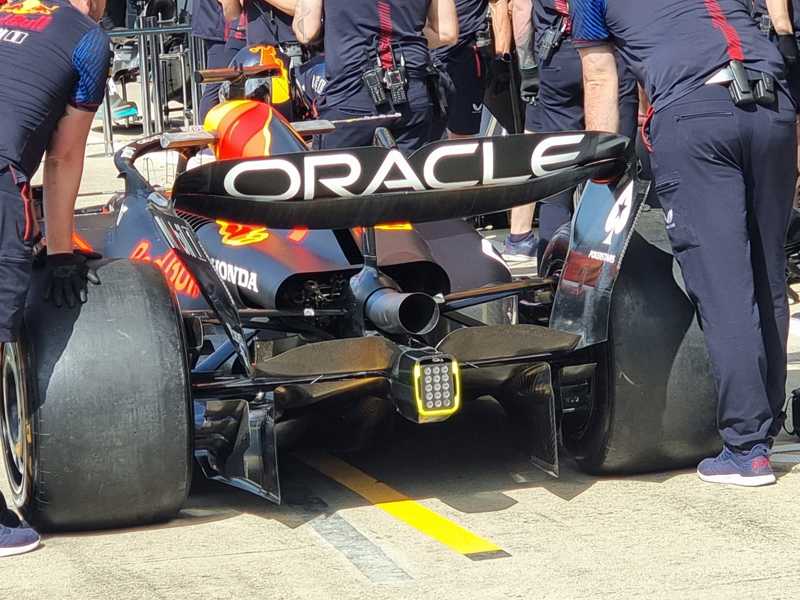 Mecânicos preparam o carro de Verstappen em Silverstone, onde o holandês ainda não venceu