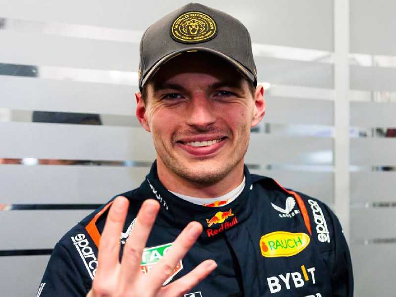 Max Verstappen sinaliza com os dedos os 4 títulos consecutivos conquistados na F1