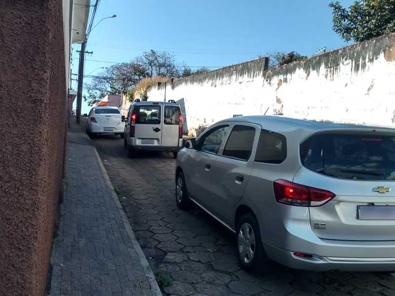 Por falta de sinalização adequada, veículo estacionado irregularmente no trecho estreito da Rua Capitão Pádua, provoca transtorno