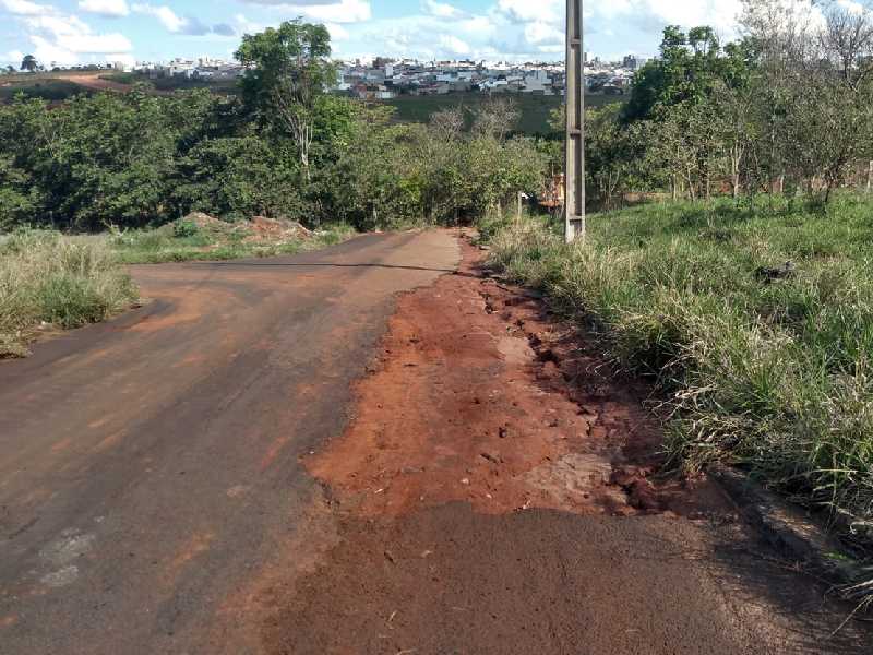 Há meses existe grande erosão na pavimentação asfáltica na rua Francisco de Assis Campos, no Bairro Nascente do Paraíso