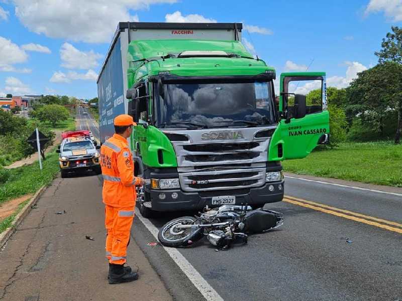 Trânsito ficou parcialmente bloqueado na rodovia até a remoção dos veículos acidentados