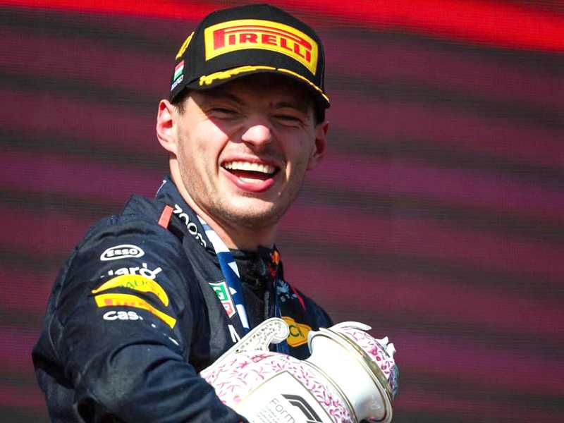 Max Verstappen sorridente após vitória esmagadora na Hungria