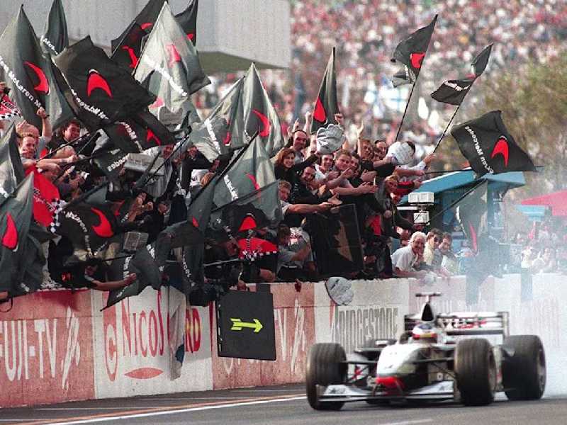 Mika Hakkinen vence o GP do Japão de 98 e a McLaren conquista seu último título de construtores