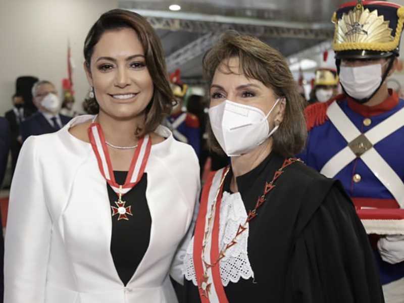 Na solenidade de entrega da Comenda do Mérito do Judiciário do Trabalho, a primeira-dama do país, Michelle Bolsonaro e a presidente do TST, Maria Cristina Peduzzi 