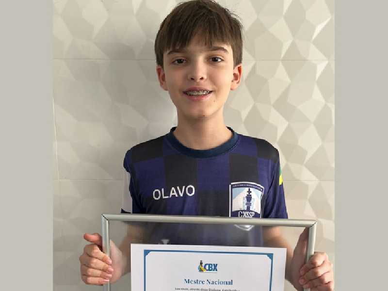 Olavo com seu certificado de Mestre Nacional de Xadrez homologado pela CBX