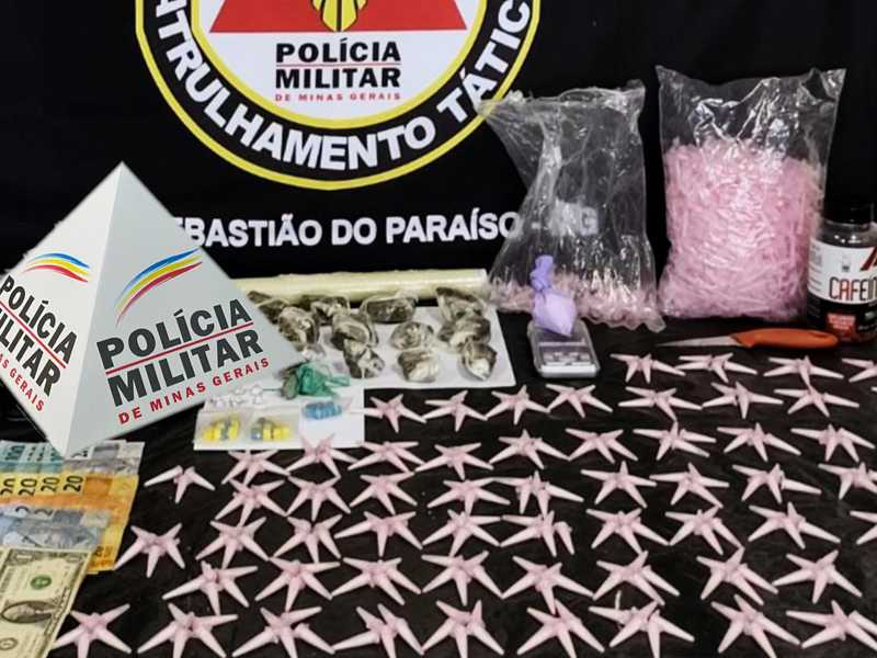 Conforme informações da PM foram apreendidas grande quantidade de droga e material destinado ao tráfico 