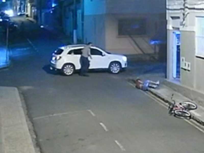 Passageiro deixa veículo que atingiu o adolescente para socorrer a vítima, que se chocou contra um muro