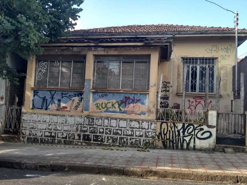 Duas casas antigas em ruínas que estão localizadas na Rua Dr. Placidino Brigagão, no Centro, podem desabarem e provocar acidentes com pedestres