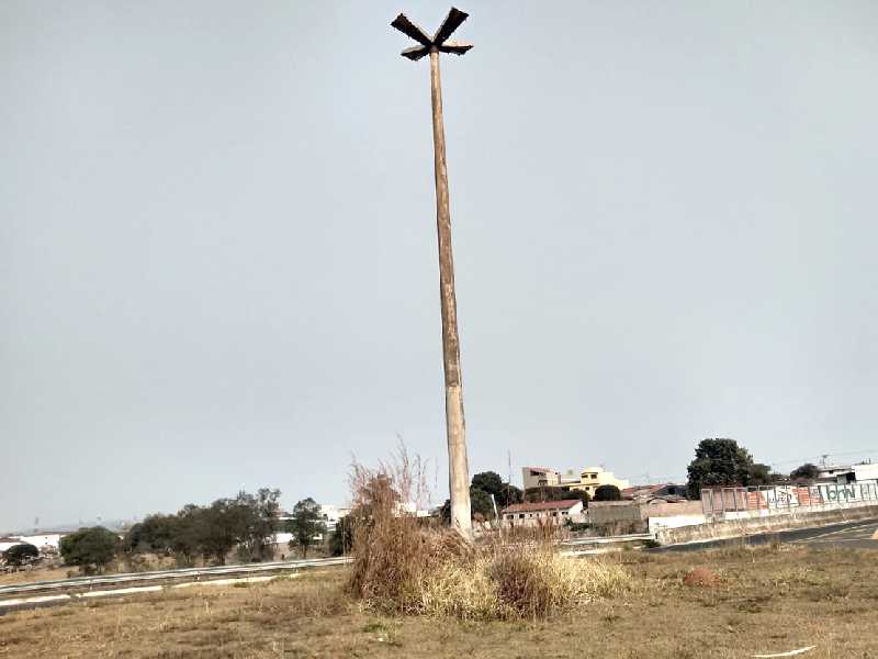 Há vários meses este Poste com o pé cheio de mato, está com quatro lâmpadas queimadas , na rotatória do trevo na MGC 491 , abaixo da COPASA