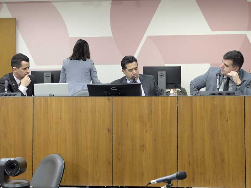  Relator, deputado Sargento Rodrigues (centro), opinou pela aprovação da matéria conforme sugerido pela CCJ 