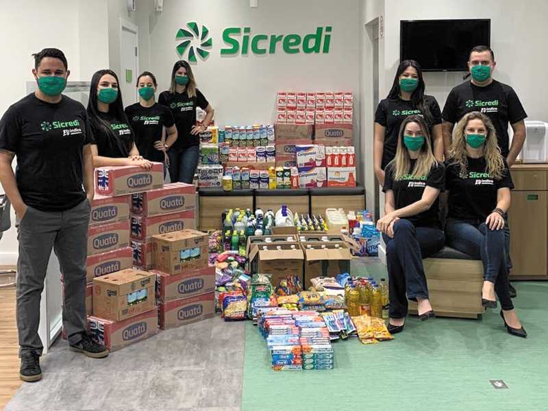 Equipe do Sicredi e doações arrecadadas