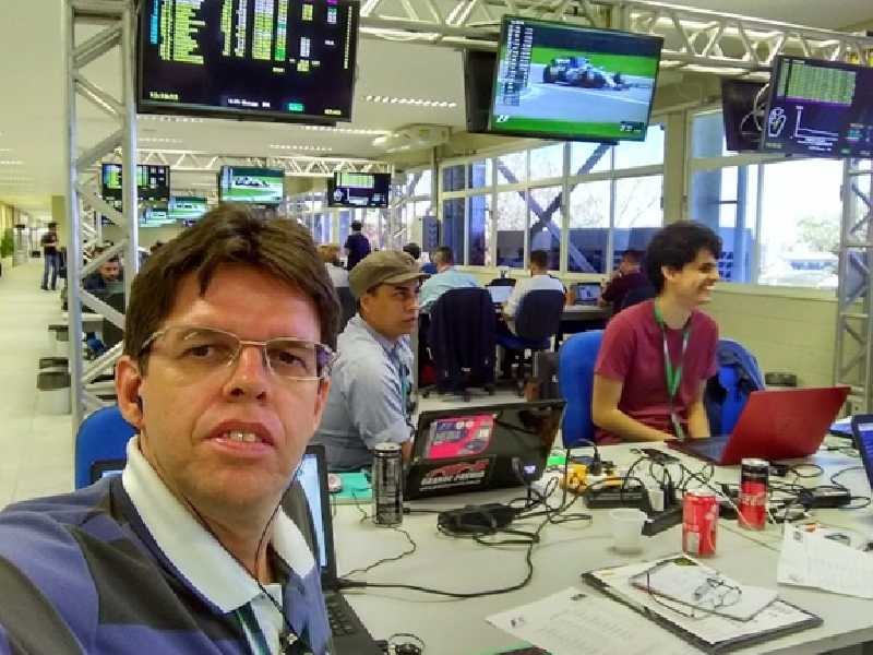 Sérgio usa a sala de imprensa do autódromo para escrever suas colunas para o Jornal do Sudoeste