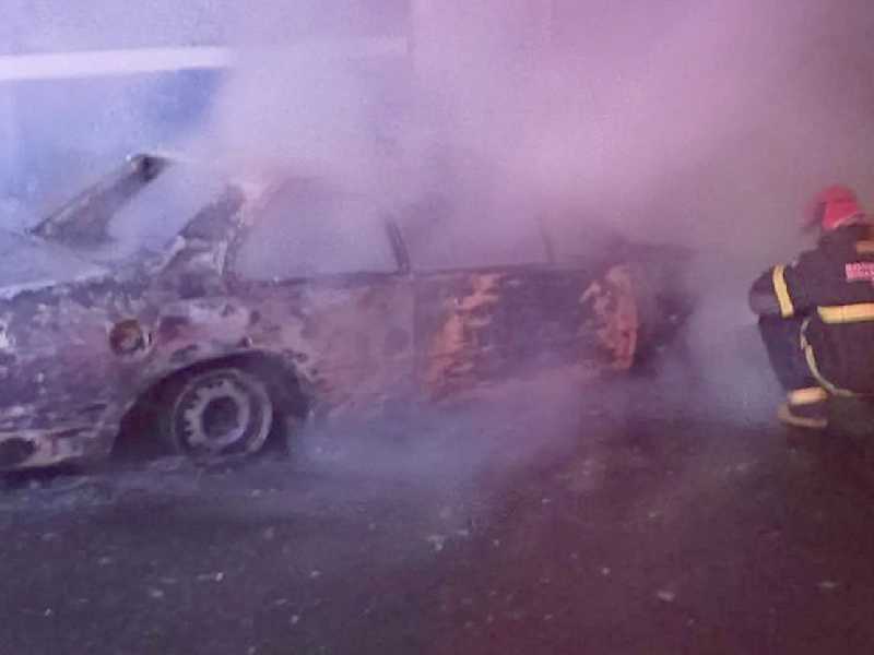 Com o incêndio, cuja causas serão investigadas, veículo ficou totalmente destruído no bairro Rosentina