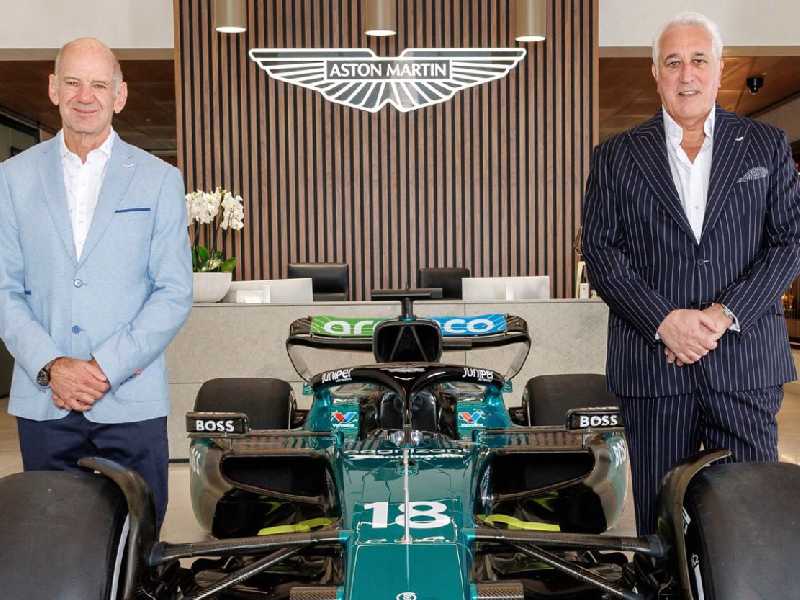 Adrian Newey (E) posa ao lado do bilionário Lawrence Stroll, dono da Aston Martin