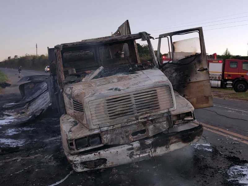 Consumido pelas chamas, veículo ficou no acostamento da rodovia até a chegada de um guincho