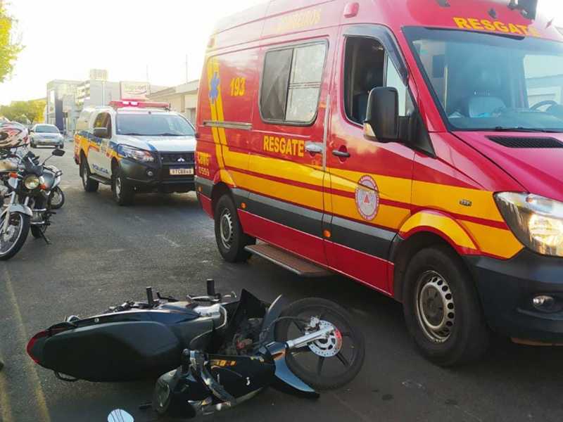 Segundo informações, motociclista tentou fazer ultrapassagem pela direita quando foi atingida pela porta do Fiat Uno