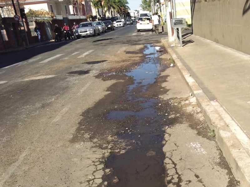 Pedestres reclamam de poços de água parada na Av. Angelo Calafiori com a rua Pimenta de Pádua