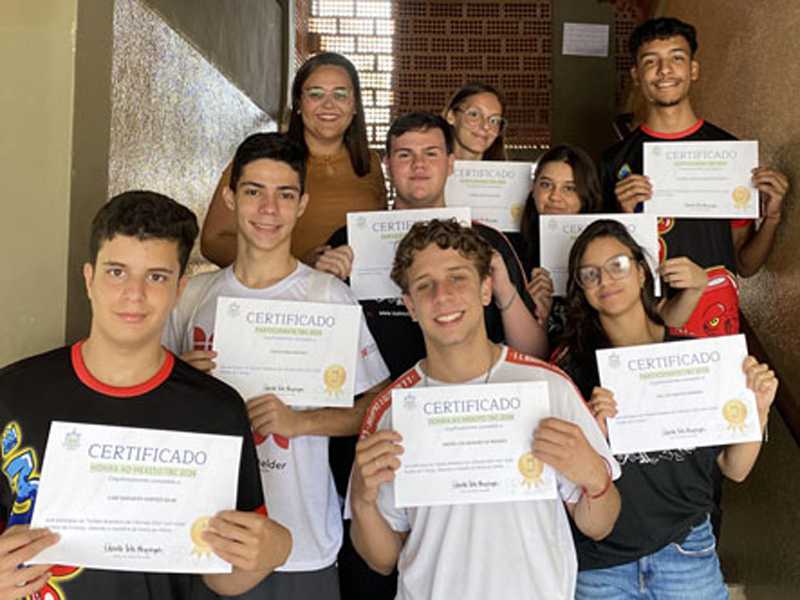 Professora Larissa e estudantes do 3º ano do Ensino Médio