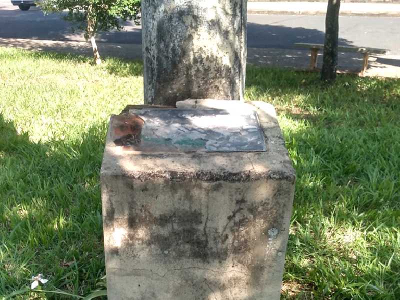 Praça Zumbi dos Palmares, na Vila Sta. Maria, está com o banco de assento quebrado, e vândalo ou preconceituoso arrancaram a placa de ferro que tem o nome da Praça