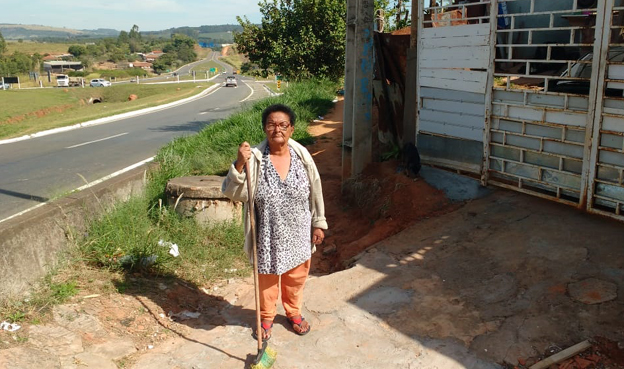 Senhora Gumercinda de 87 anos pede ao Sr. Prefeito Walkinho a colocação de iluminação Pública em  poste já existente na Rua Francisco Quintino