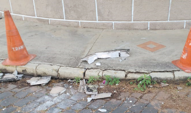 Partes do reboco no envolto da laje do Beiral do prédio da Biblioteca Municipal Prof . José Alencar de Assis se soltou e caiu sobre a calçada