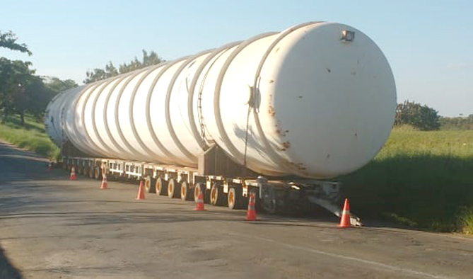 Tanque de 140 toneladas vazio, com 128 pneus  estacionado na Av Eng. Washington Martoni